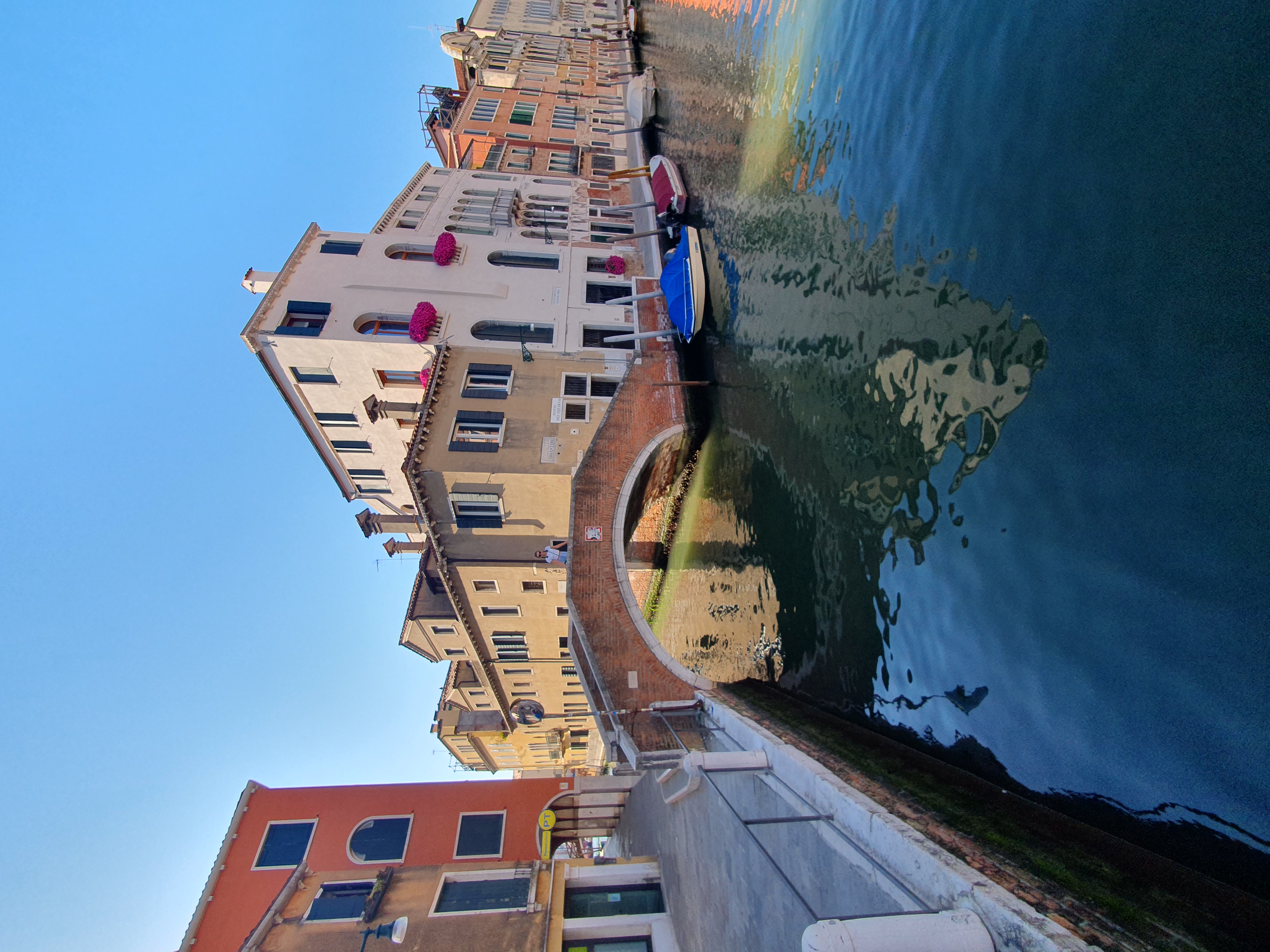 Bild einer kleinen Brücke in Venedig auf der ich stehe
